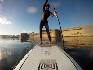 Balade en SUP au pied des remparts de la Ville-Close à Concarneau